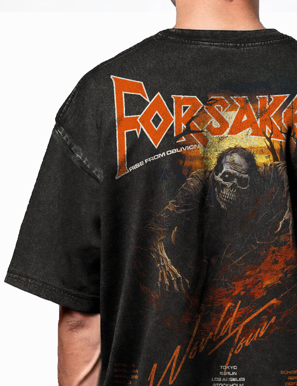 Zoom auf die Rückansicht des Oversized Acid-Wash-T-Shirts in Schwarz mit Skelett-Design, Teil des Designs und Schulter sichtbar.