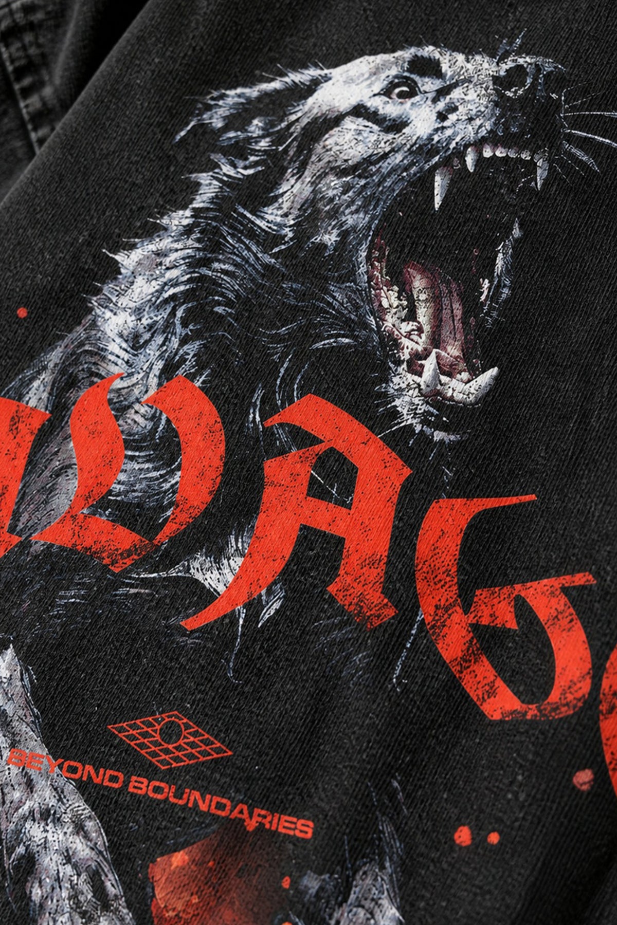 SAVAGE T-Shirt, Stoff- und Druckfarbdetail, Schwarz