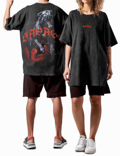 Männliches und weibliches Modell tragen das Oversized Acid-Wash-T-Shirt in Schwarz, männliches Modell zeigt die Rückansicht mit bellendem Hundedesign, weibliches Modell zeigt die Frontansicht mit dem New Visions Clothing Logo.