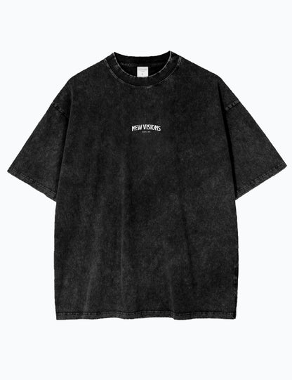 Vorderansicht des Oversized Acid-Wash-T-Shirts in Schwarz mit dem New Visions Clothing Logo.