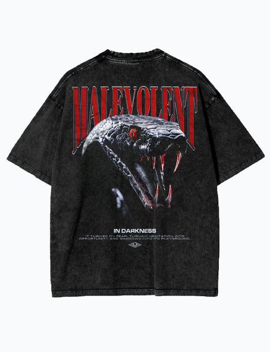 Rückansicht des Oversized Acid-Wash-T-Shirts in Schwarz mit Schlangen-Design, Teil des Designs mit Schwarzer Mamba.