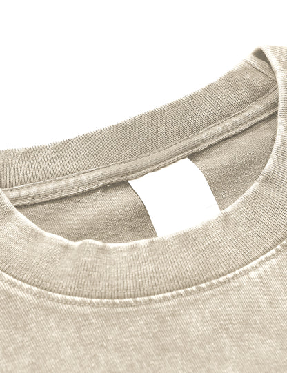 Detailaufnahme des Stoffes im Nackenbereich des Oversized Acid-Wash-T-Shirts in Sand/Beige.