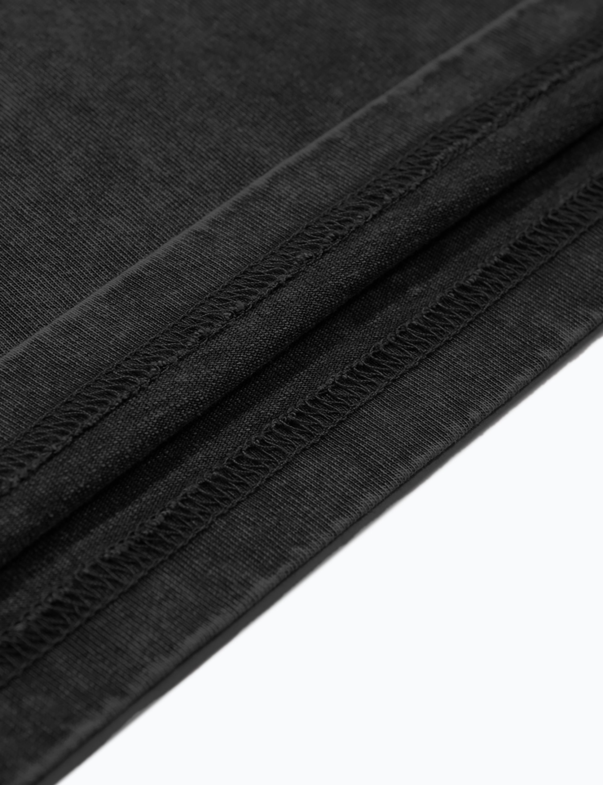 Detailaufnahme der Nähte des Oversized Acid-Wash-T-Shirts in Schwarz.