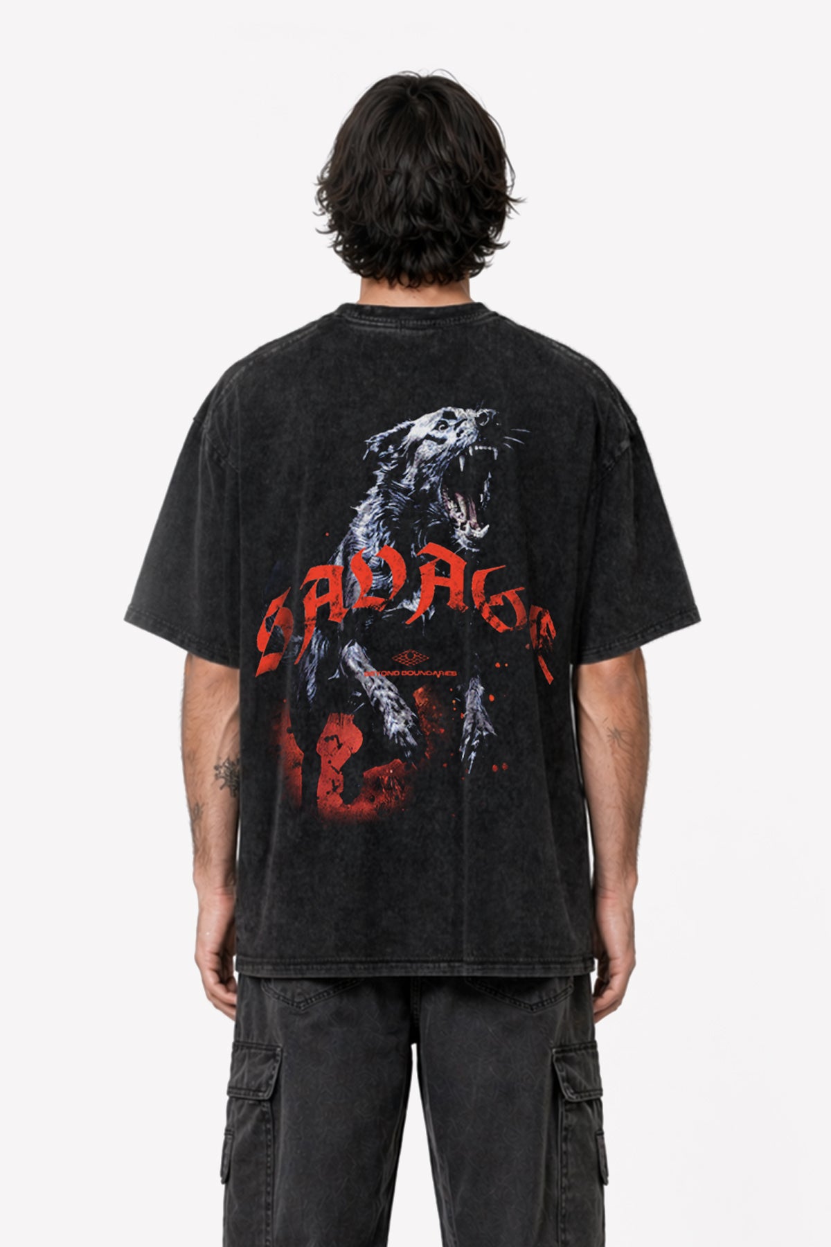 Model von hinten im schwarzen Oversized T-Shirt SAVAGE mit großem Hundemotiv