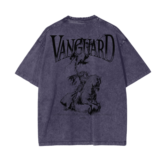 Rückansicht des Oversized Acid-Wash-T-Shirts in Lila mit Valkyrie-Design auf einem Schimmel und Schwert im Himmel. Schwarzes Design