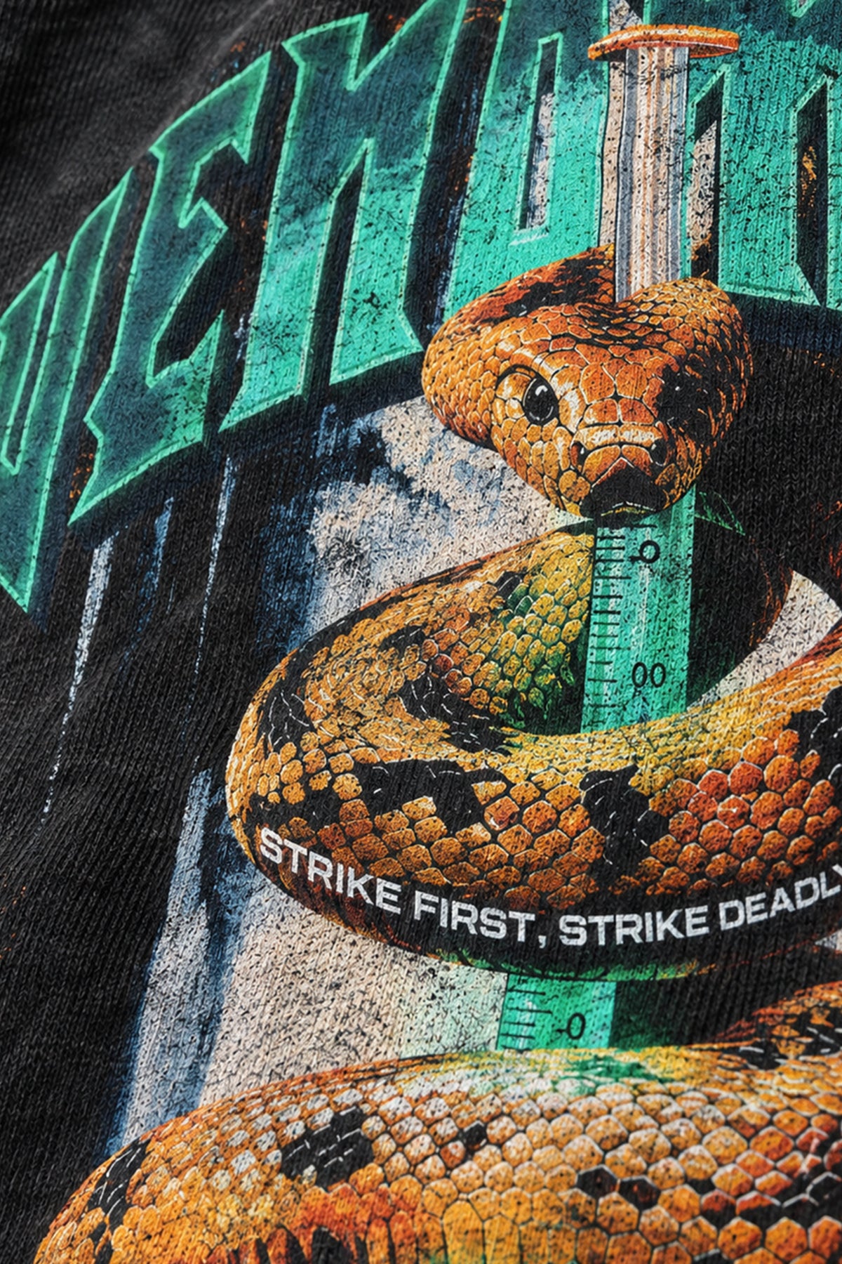 VENOMOUS T-Shirt, Stoff- und Druckfarbdetail, Schwarz