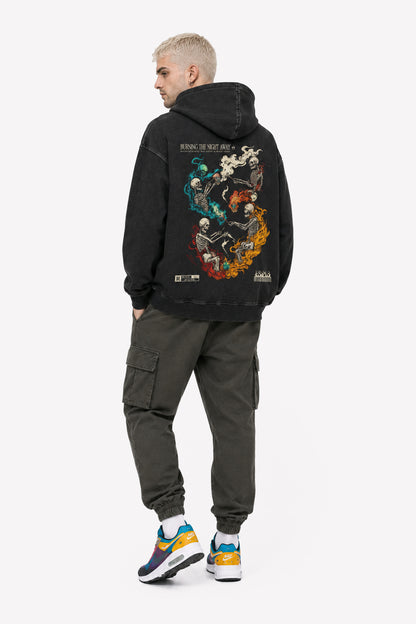 Mann trägt einen acid wash oversized hoodie mit einzigartigem Design und lässigen Cargo-Hosen, perfekt für streetwear Fans.