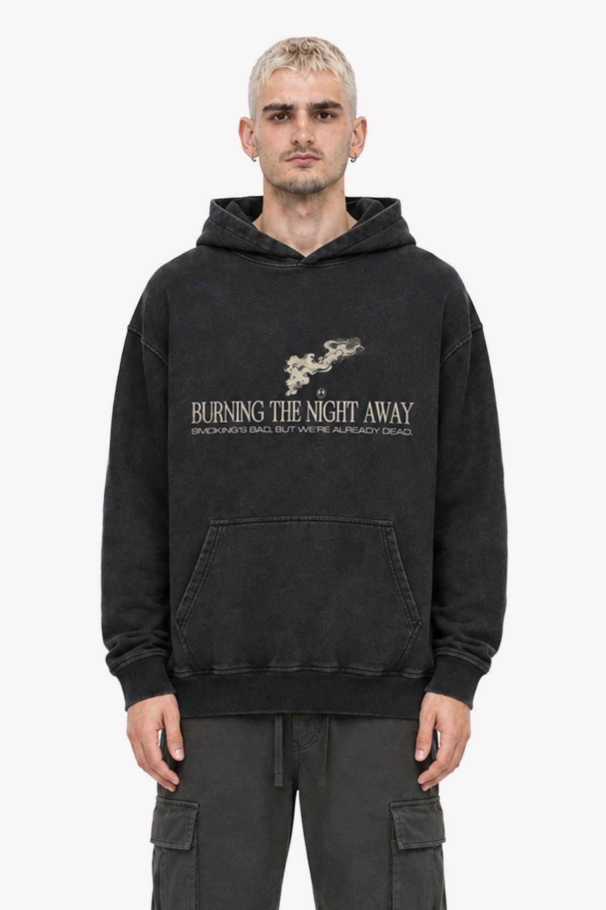 Mann trägt einen acid wash oversized hoodie mit dem Aufdruck "BURNING THE NIGHT AWAY" in coolen Streetwear-Style.