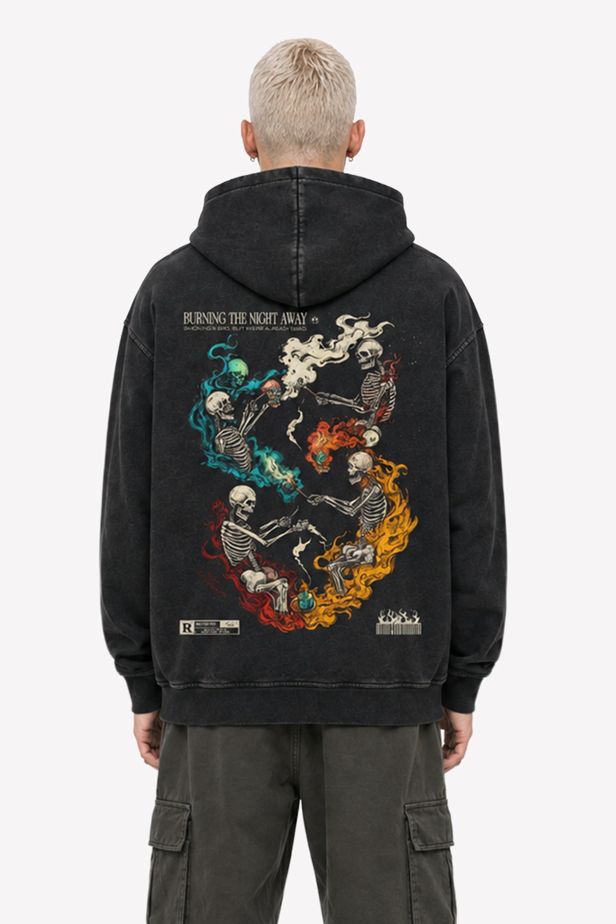 BURNING THE NIGHT AWAY acid wash oversized hoodie mit einzigartigem, rebellischem Design und Skelett-Illustrationen.