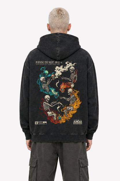 BURNING THE NIGHT AWAY acid wash oversized hoodie mit einzigartigem, rebellischem Design und Skelett-Illustrationen.