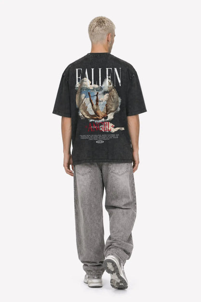 FALLEN ANGEL T-Shirt, Ganzkörper-Rückenansicht mit Angel Graphic – Oversized Streetwear Outfit | color:void