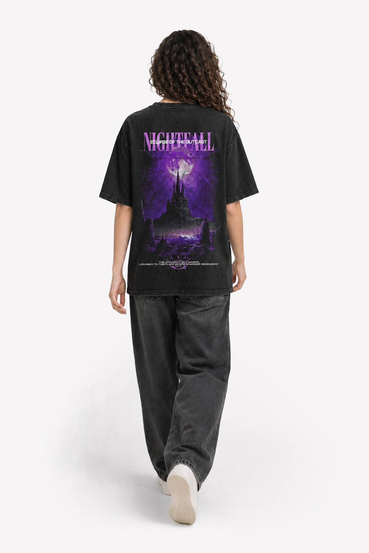 NIGHTFALL T-Shirt, Ganzkörper-Rückenansicht mit Castle Graphic – Oversized Streetwear Outfit | color:void