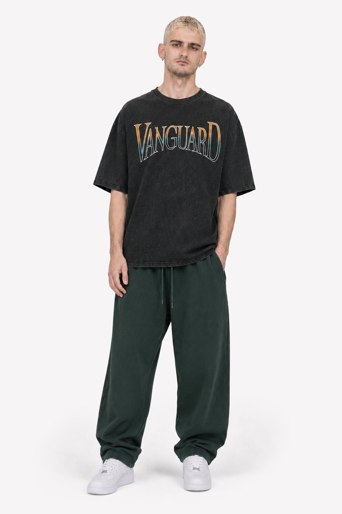 VANGUARD T-Shirt, Ganzkörper-Frontansicht mit Chest-Logo – Acid Wash Black Look | color:void