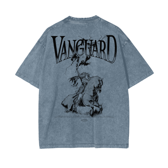 Rückansicht des Oversized Acid-Wash-T-Shirts in Hellblau mit Valkyrie-Design auf einem Schimmel und Schwert im Himmel. Schwarzes Design